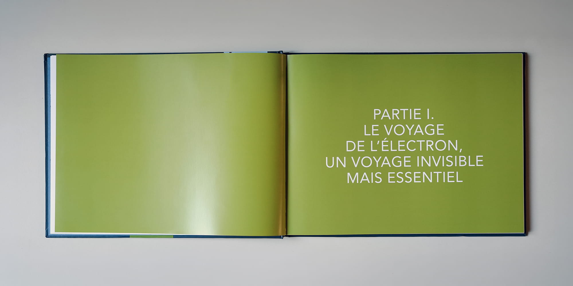 Page de chapitre du beau livre SICAP “LE VOYAGE DE L'ÉLECTRON”