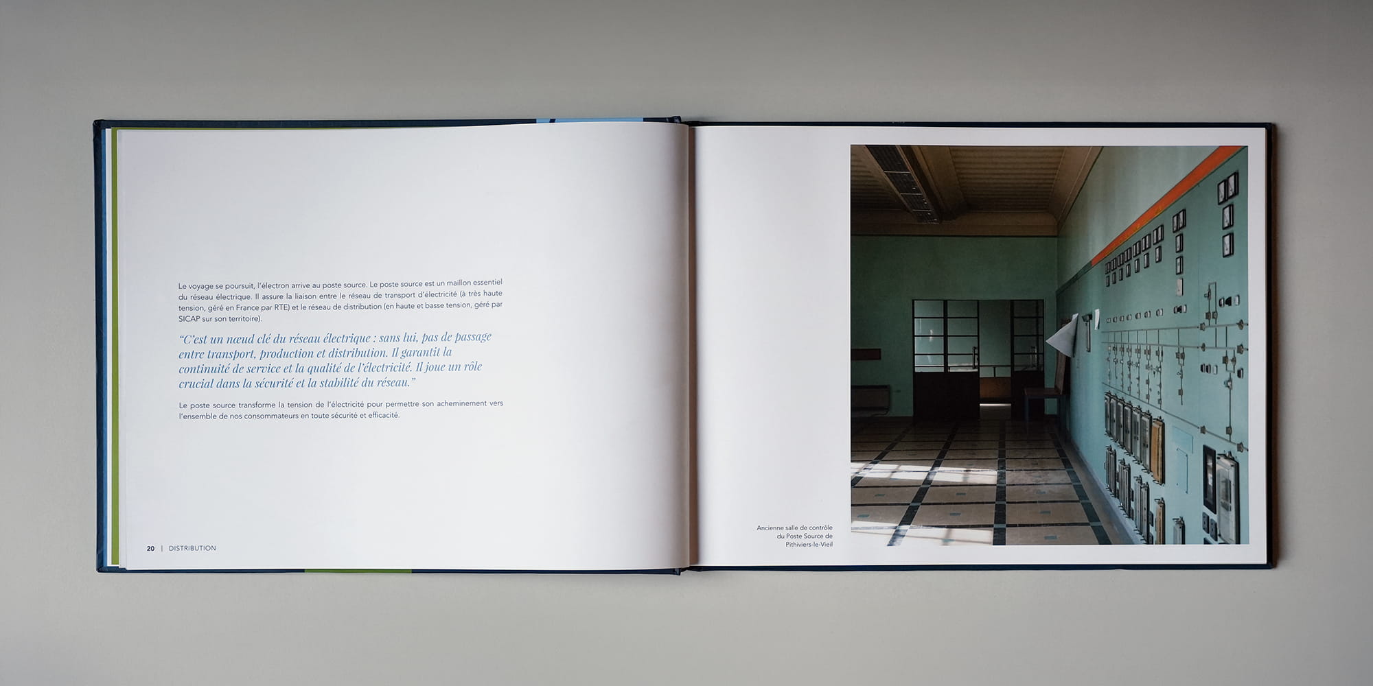 Pages intérieures du beau livre SICAP “LE VOAYGE DE L'ÉLECTRON”