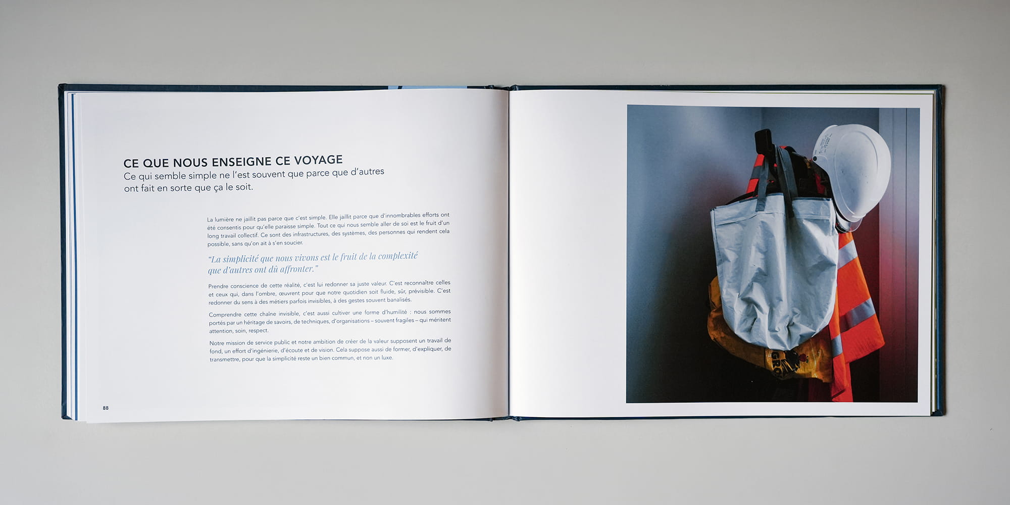 Pages intérieures beau livre SICAP “LE VOAYGE DE L'ÉLECTRON”